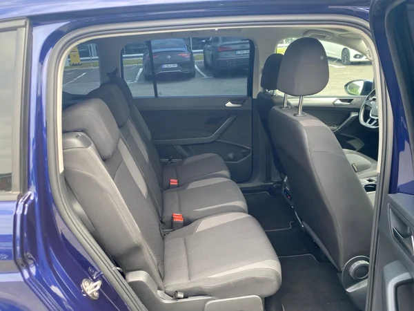 VOLKSWAGEN Touran (2022) — foto 7 van 19