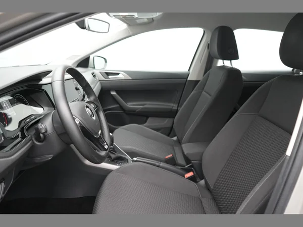VOLKSWAGEN Polo (2018) — foto 2 van 25