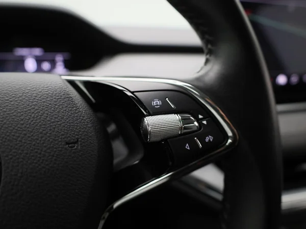 Škoda Enyaq iV (2023) — foto 14 van 37