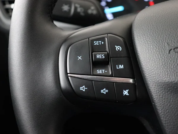 FORD Kuga (2024) — foto 9 van 28