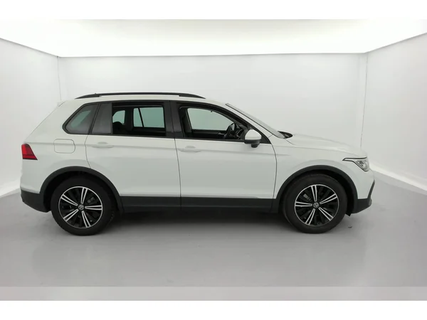 VOLKSWAGEN Tiguan (2021) — foto 31 van 36