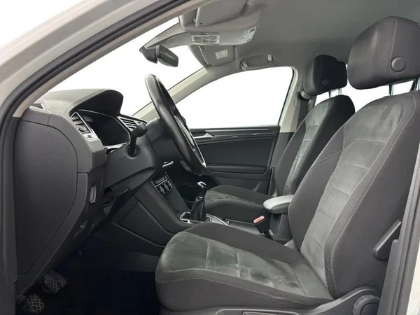 VOLKSWAGEN Tiguan (2018) — foto 2 van 34