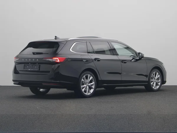 SKODA Superb Combi (2025) — foto 12 van 23