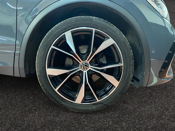 VOLKSWAGEN Tiguan (2023) — foto 6 van 17