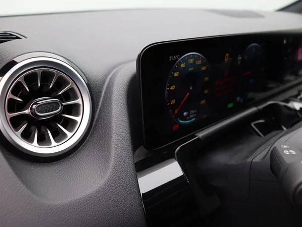 Mercedes-Benz EQA (2023) — foto 3 van 25