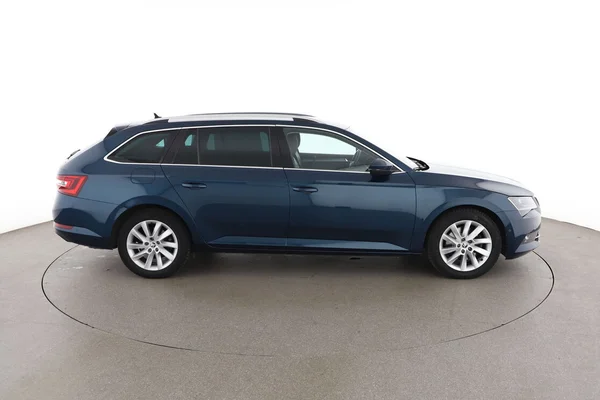 Skoda Superb (2018) — foto 13 van 16