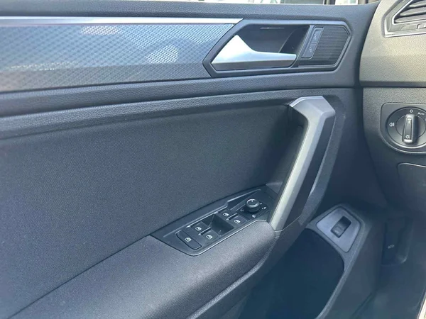 VOLKSWAGEN Tiguan (2021) — foto 7 van 24