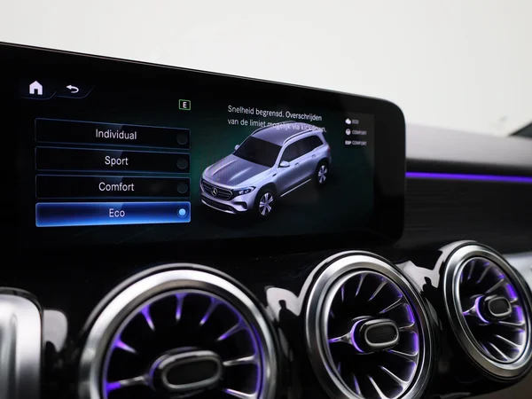 Mercedes-Benz EQB (2022) — foto 19 van 48
