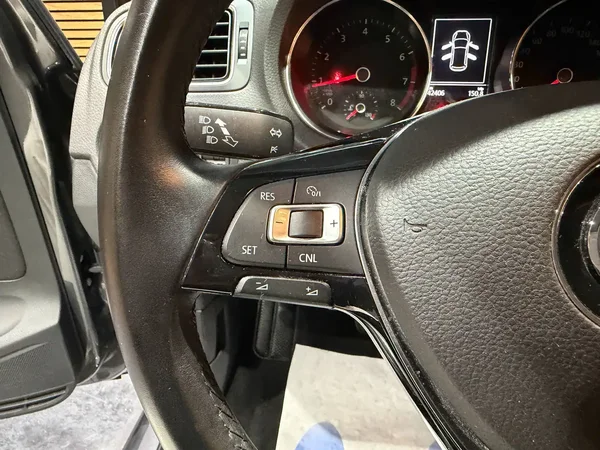 Volkswagen Polo (2015) — foto 2 van 23