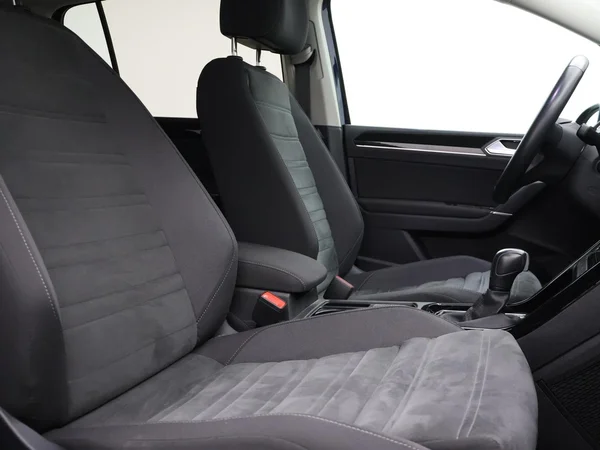 VOLKSWAGEN Touran (2023) — foto 26 van 31