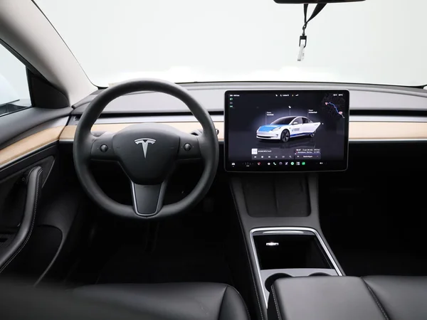 Tesla Model 3 (2023) — foto 38 van 40