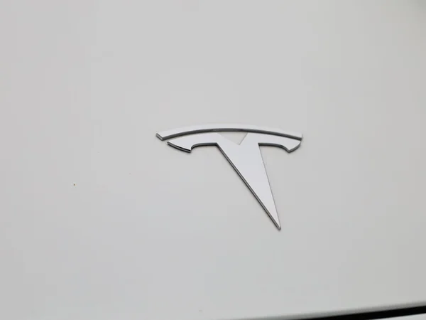 Tesla Model 3 (2023) — foto 36 van 44