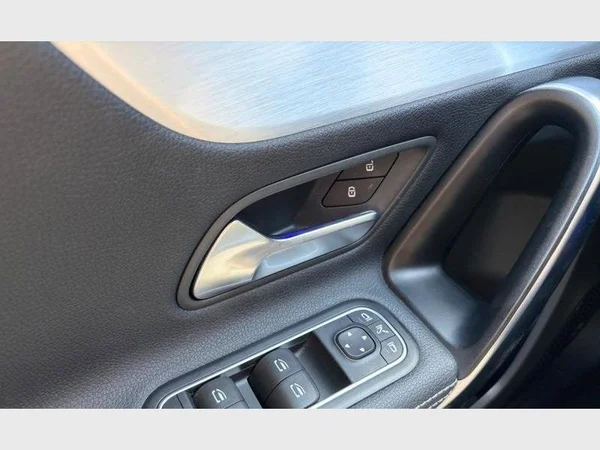 Mercedes-Benz A 180 (2022) — foto 7 van 27