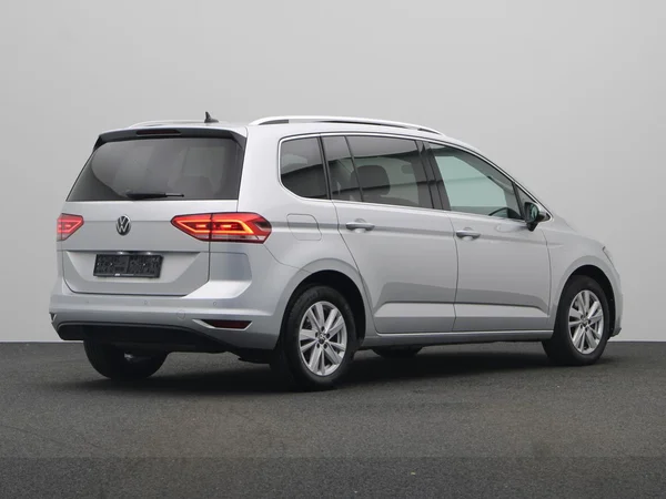 VOLKSWAGEN Touran (2022) — foto 12 van 25