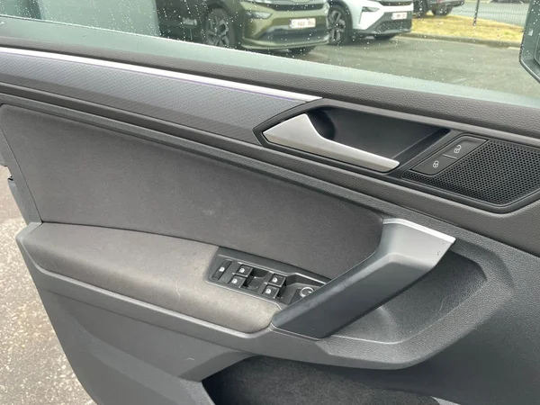 VOLKSWAGEN Tiguan (2021) — foto 8 van 21