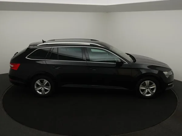 Škoda Superb (2023) — foto 8 van 29