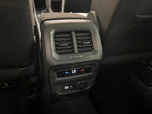 VOLKSWAGEN Tiguan (2022) — foto 13 van 24