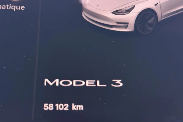 Tesla Model 3 (2023) — foto 24 van 44