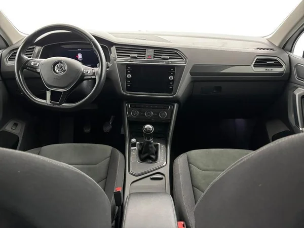 VOLKSWAGEN Tiguan (2018) — foto 34 van 34