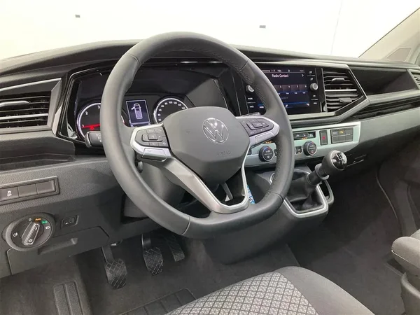 VOLKSWAGEN Multivan T6.1 (2022) — foto 25 van 26