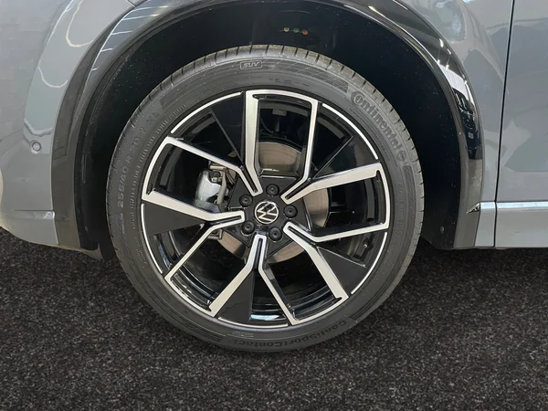 VOLKSWAGEN Tiguan (2024) — foto 13 van 15