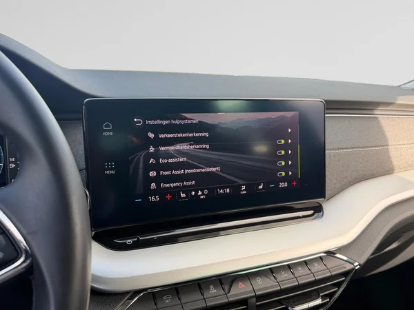 SKODA Octavia Combi (2024) — foto 11 van 23