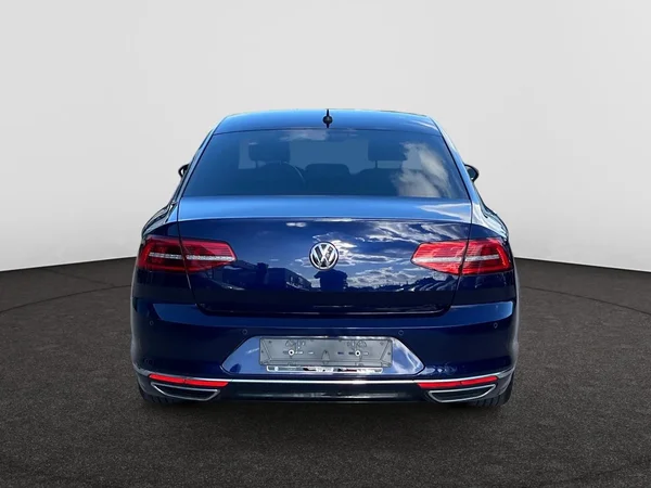 VOLKSWAGEN Passat (2018) — foto 15 van 22
