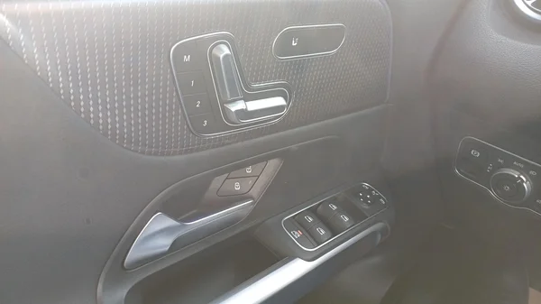 Mercedes-Benz EQB (2023) — foto 2 van 23