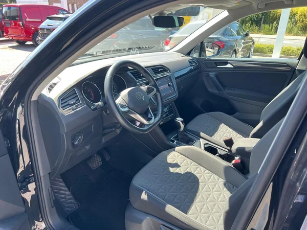 VOLKSWAGEN Tiguan (2023) — foto 3 van 24
