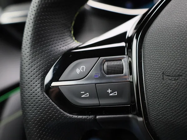 Peugeot e-208 (2023) — foto 18 van 50