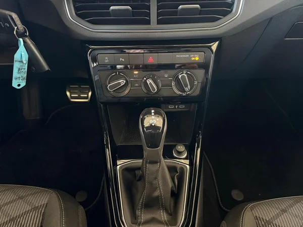 VOLKSWAGEN T-Cross (2024) — foto 2 van 17