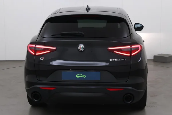 Alfa Romeo Stelvio (2022) — foto 13 van 18