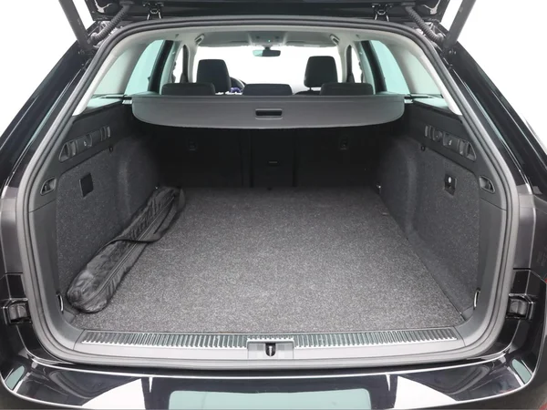SKODA Superb Combi (2024) — foto 2 van 22