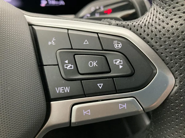 VOLKSWAGEN Passat SW (2024) — foto 15 van 36