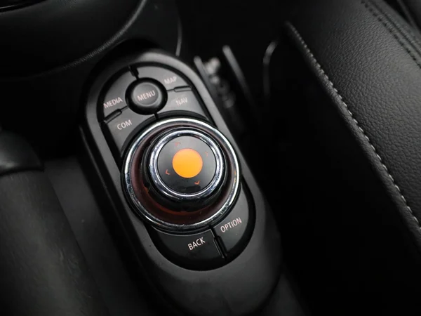 MINI One (2021) — foto 18 van 39