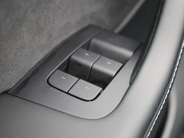Tesla Model Y (2023) — foto 35 van 52