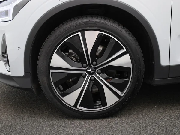 Polestar 2 (2022) — foto 7 van 40