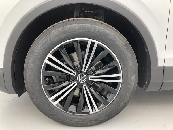 VOLKSWAGEN Tiguan (2021) — foto 24 van 36