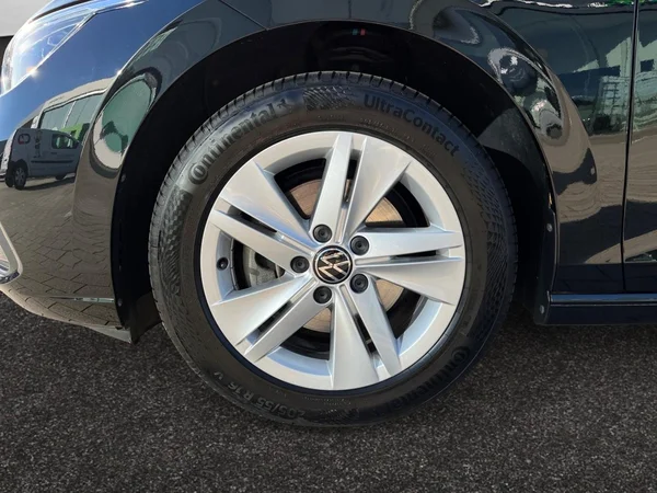 VOLKSWAGEN Golf VIII SW (2024) — foto 14 van 22
