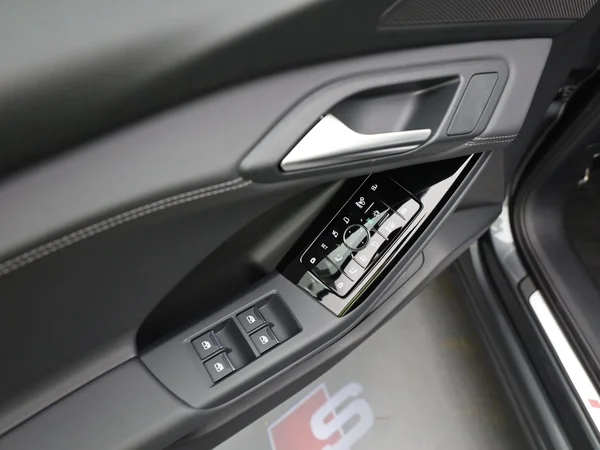 AUDI Q6 e-tron (2024) — foto 18 van 20