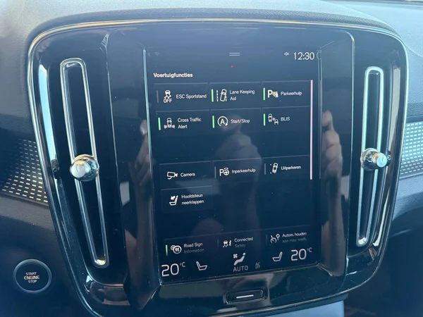 Volvo XC40 (2018) — foto 9 van 23