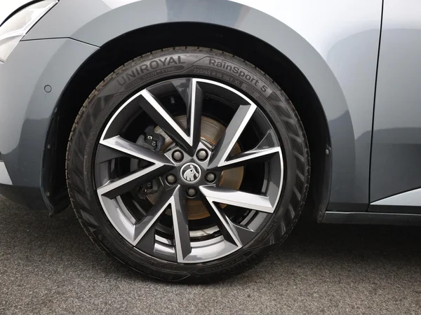 SKODA Superb Combi (2019) — foto 4 van 23