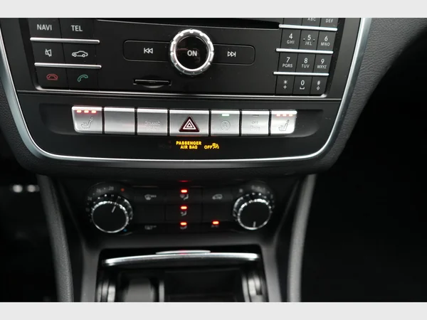 MERCEDES-BENZ CLA 180 (2019) — foto 8 van 22