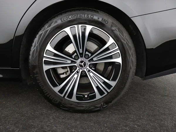 MERCEDES E 220 (2024) — foto 7 van 29
