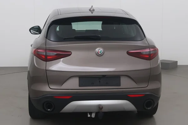 Alfa Romeo Stelvio (2017) — foto 17 van 22