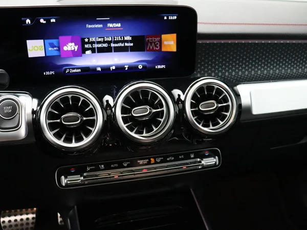 Mercedes-Benz EQB (2025) — foto 8 van 32