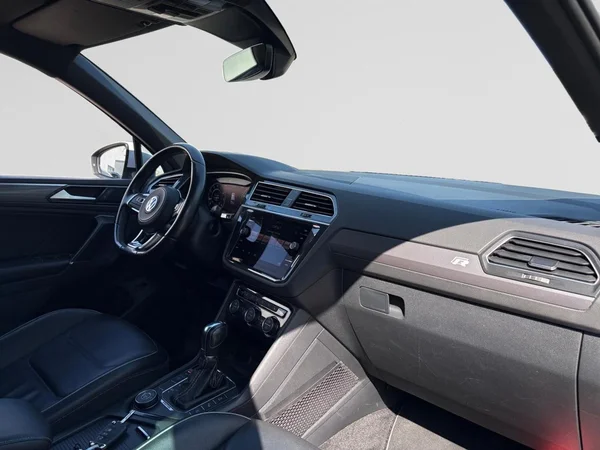 VOLKSWAGEN Tiguan (2018) — foto 18 van 20