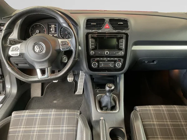 VOLKSWAGEN Scirocco (2010) — foto 2 van 24