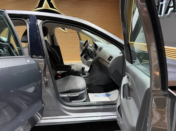 Volkswagen Polo (2015) — foto 9 van 23