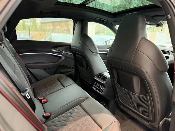 AUDI Q8 Sportback e-tron (2025) — foto 9 van 12